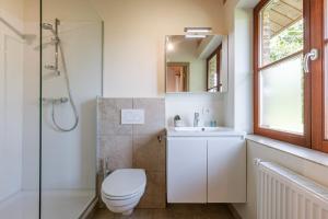 Koupelna v ubytování Huswell - Authentic Serene Vacation Hideaway with Pond