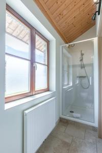Koupelna v ubytování Huswell - Authentic Serene Vacation Hideaway with Pond