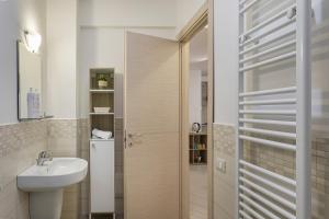 ein Bad mit einem Waschbecken, einem WC und einer Dusche in der Unterkunft Comfy Apartment Near the Harbor by Wonderful Italy in Genua