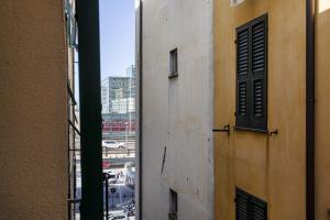 Blick auf eine Stadtstraße aus dem Fenster eines Gebäudes in der Unterkunft Comfy Apartment Near the Harbor by Wonderful Italy in Genua