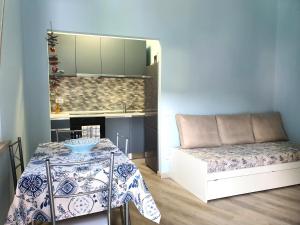 ラパッロにあるRebecca Homeのテーブル、ベッド、暖炉が備わる小さな客室です。