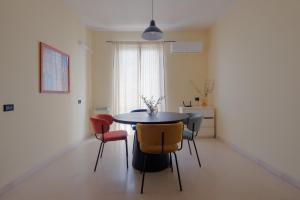 - une salle à manger avec une table et des chaises dans l'établissement Casa del Vince, à Canicattì