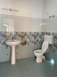 uma casa de banho com um WC e um lavatório em Rumi Cafe and Stay em Leh