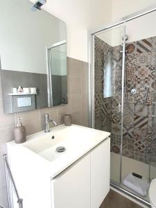 ラパッロにあるRebecca Homeのバスルーム(白いシンク、シャワー付)