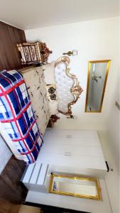 mały pokój z łóżkiem i lustrem w obiekcie Park hills gillco w mieście Mohali