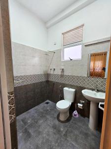 bagno con servizi igienici e lavandino di The Hostel a Kelaniya