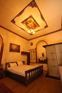 1 dormitorio con 1 cama grande y techo en Osmanlı Konağı - Şerif Paşa Butik Otel, en Sanlıurfa