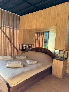 1 dormitorio con 1 cama grande y 2 almohadas en Odamarani en Kutaisi