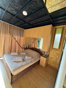 sypialnia z dużym łóżkiem w pokoju w obiekcie Odamarani w Kutaisi