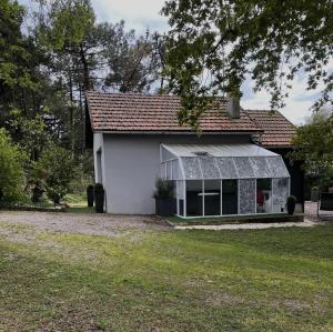 een wit huis met een raam en een tuin bij Gîte 2 personnes pour une nuit en amoureux in Saint-Brevin-les-Pins