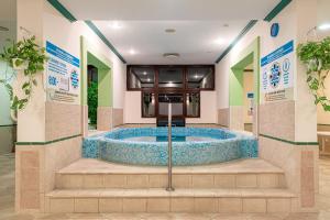 uma banheira de hidromassagem no meio de um quarto em Hotel Lövér Sopron em Sopron
