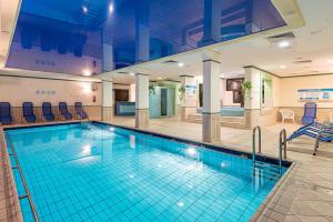 una gran piscina en un hospital en Hotel Lövér Sopron, en Sopron
