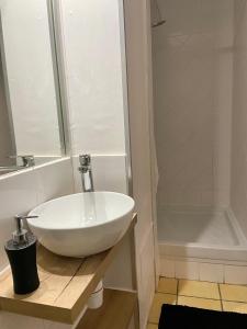 y baño con lavabo blanco y ducha. en Appartement rénové à 50 m de COLLIOURE Plage, Entrée autonome, Climatisé, en Collioure