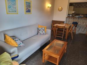 uma sala de estar com um sofá e uma mesa em Costa Daurada Apartaments - MURILLO III em Salou