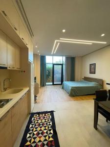 uma cozinha e um quarto com uma cama num quarto em Sea Breeze Lighthouse 1 em Baku