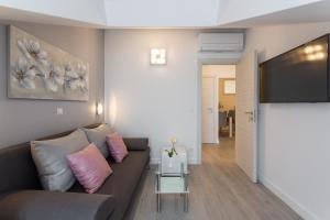 a living room with a couch and a flat screen tv at Villa Stonehouse 2 in Milna