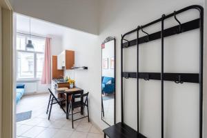 een kamer met een schuifdeur met een tafel en een bureau bij Tyrsova Apartment in Praag