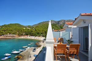a balcony with chairs and a view of a beach at Villa Stonehouse 2 in Milna