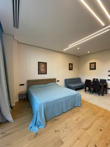 um quarto com uma cama, uma mesa e cadeiras em Sea Breeze Lighthouse 1 em Baku