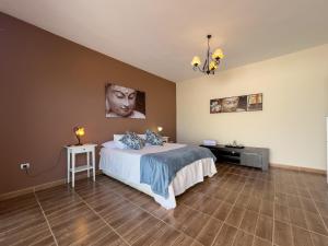 - une chambre avec un lit et une table dans l'établissement Villa Rosa Maria, à Tacoronte