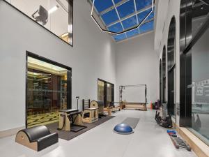 Fitness centrum a/nebo fitness zařízení v ubytování Beijing Poly Plaza Hotel