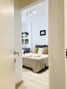 ein weißes Wohnzimmer mit einem Sofa in einem Zimmer in der Unterkunft VIATOREM Suites in Torre dell'Orso