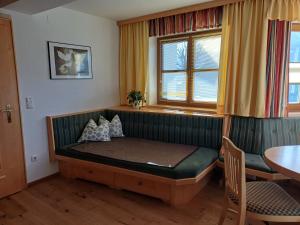 Bett in einem Zimmer mit Fenster in der Unterkunft Apartment Kerer in Wald im Pinzgau