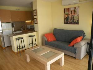 a living room with a couch and a table at Cèntric i tranquil a 1,7 kms de Port Aventura in Salou