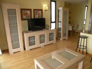a living room with a tv on a entertainment center at Cèntric i tranquil a 1,7 kms de Port Aventura in Salou