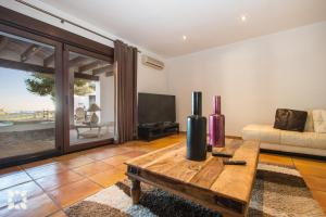TV a/nebo společenská místnost v ubytování Villa Waterfront by Abahana Villas
