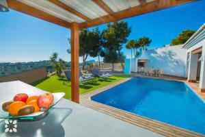 Bazén v ubytování Villa Waterfront by Abahana Villas nebo v jeho okolí
