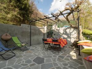 un patio con mesa y sillas en Welcomely - Al Sollievo House en Lecco