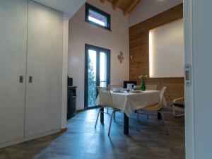 comedor con mesa y sillas en Welcomely - Al Sollievo House en Lecco