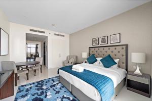 - une chambre avec un grand lit et une salle à manger dans l'établissement Luxurious Studio with Stunning Views at Damac Celestia, à Dubaï