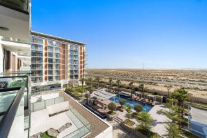 - une vue aérienne sur un bâtiment avec piscine dans l'établissement Luxurious Studio with Stunning Views at Damac Celestia, à Dubaï