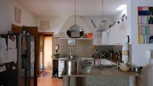 Virtuvė arba virtuvėlė apgyvendinimo įstaigoje Jardim da Guida