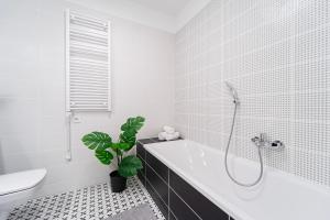 Kylpyhuone majoituspaikassa Spirit Apartments by UrbanRent