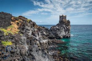 zamek na skalistej wyspie w oceanie w obiekcie Vicodeifiori w mieście Acireale