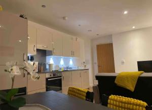 uma cozinha com uma mesa e uma sala de jantar em Luxury Flat Town Centre em Reading