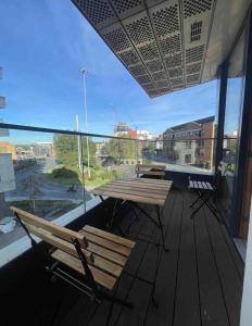 uma varanda com uma mesa e cadeiras e uma grande janela em Luxury Flat Town Centre em Reading