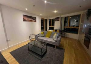 ein Wohnzimmer mit einem Sofa und einem Couchtisch in der Unterkunft Luxury Flat Town Centre in Reading
