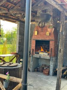 ein gemauerter Ofen mit einem Feuer darin in der Unterkunft Odamarani in Kutaissi