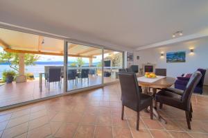 TV a/nebo společenská místnost v ubytování Villa Natura - infinity pool, magical nature and view, complete privacy - by Traveler tourist agency ID 2136