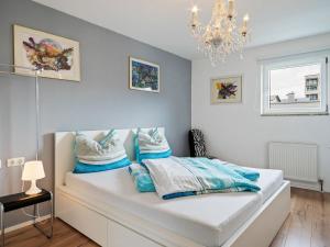 een slaapkamer met een groot wit bed met blauwe kussens bij Gorgeous Apartment in Innsbruck near Ambras Castle in Innsbruck