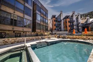 een groot zwembad voor een gebouw bij New Listing Renovated 3BR with AC & Pool in Aspen