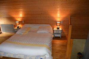 a bedroom with two beds and two lamps on two tables at Studio cœur de village in Estaing