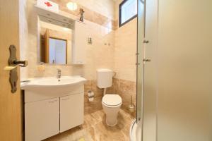 Koupelna v ubytování Villa Natura - infinity pool, magical nature and view, complete privacy - by Traveler tourist agency ID 2136 + 33 fotografií