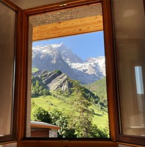ventana con vistas a la montaña en Heart of La Grave La Meije, en La Grave