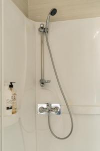y baño con ducha y cabezal de ducha. en La Perle de Cognac, en Cognac