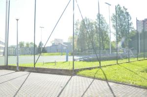 ein Kettenglied mit einem Tennisplatz dahinter in der Unterkunft Ośrodek Sportu i Rekreacji Victoria in Bielsko-Biała